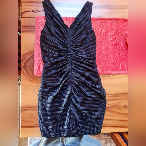 Suzi Chin for Maggy Boutique Knee Length Deep V Ruched Stretch EUC Size 8 - Picture 6 of 7